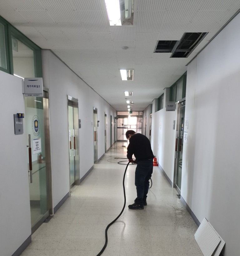 복도 천장 배선 작업